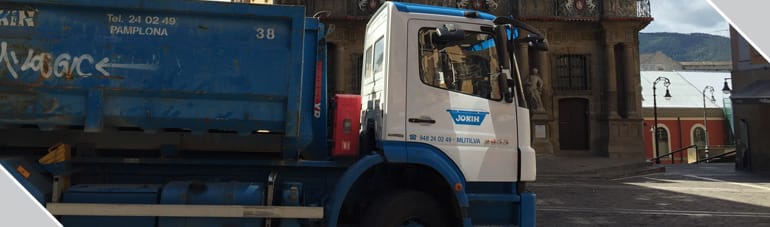 Camión de transporte de residuos. Contenedores Jokin